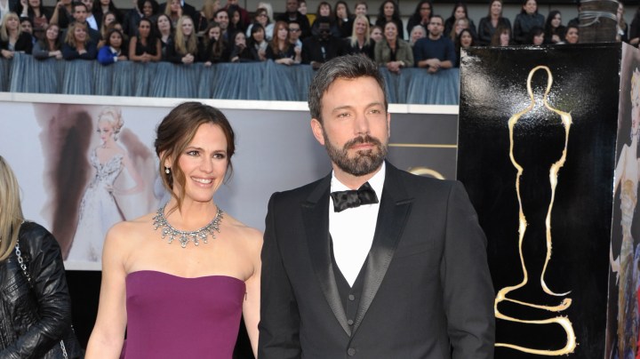 Los actores Jennifer Garner (izquierda) y Ben Affleck llegan a los Oscar.