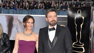 Los actores Jennifer Garner (izquierda) y Ben Affleck llegan a los Oscar.