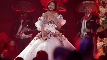 Angela Aguilar en su presentación en Premios Lo Nuestro,