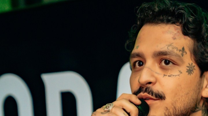 Así enfrenta el hate Christian Nodal.