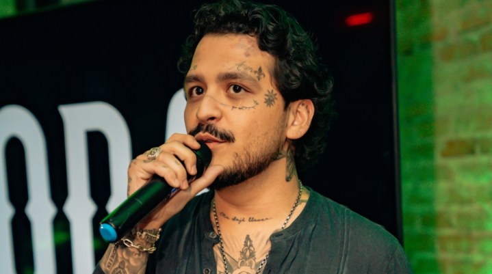 Así enfrenta el hate Christian Nodal.