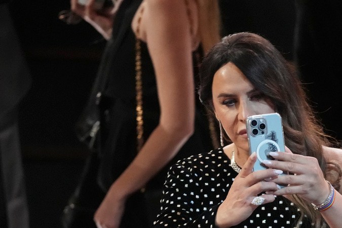 Karla Sofía Gascón en el público durante la ceremonia de los Oscar el domingo 2 de marzo de 2025 en el Dolby Theatre de Los Ángeles.