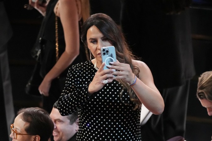 Karla Sofía Gascón en el público durante la ceremonia de los Oscar el domingo 2 de marzo de 2025 en el Dolby Theatre de Los Ángeles.