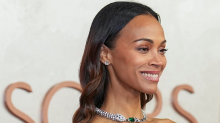 Zoe Saldaña lució un vestido de ganadora en los Oscar 2025.