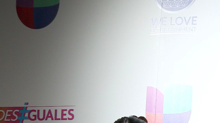 Karina Banda, Amara la Negra, Dra Nancy, Adamari López, Migbelis Castellanos y Wendy Guevara, la nueva presentadora, comparten en el festejo del primer aniversario de "Desiguales".