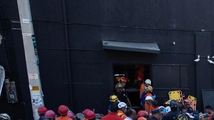 Integrantes del cuerpo de bomberos y de rescate trabajan en la evacuación de heridos este martes, a las afueras de la discoteca Jet Set en Santo Domingo (República Dominicana). EFE/ Orlando Barría