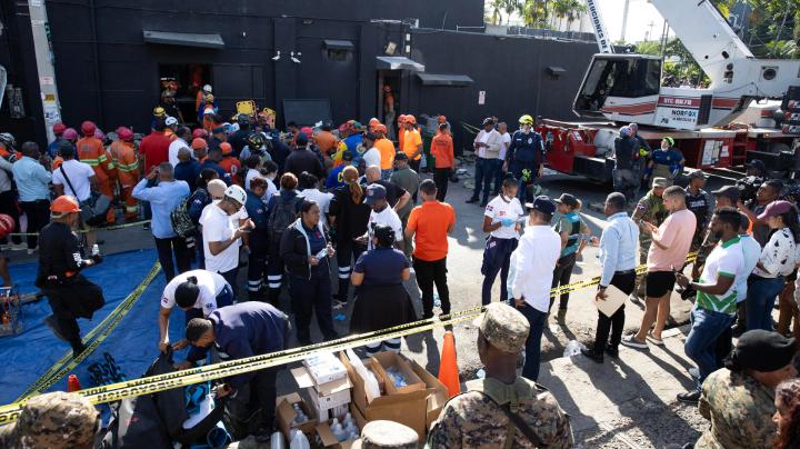Integrantes del cuerpo de bomberos y de rescate trabajan en la evacuación de heridos este martes, a las afueras de la discoteca Jet Set en Santo Domingo (República Dominicana). EFE/ Orlando Barría