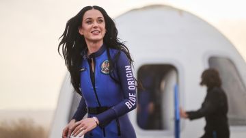 Una foto facilitada por Blue Origin muestra a la cantante estadounidense Katy Perry tras estar a bordo del cohete New Shepard NS-31 de Blue Origin en una breve misión orbital tras despegar del Sitio de Lanzamiento Uno en Van Horn. EFE/EPA/HANDOUT / BLUE ORIGIN HANDOUT HANDOUT.