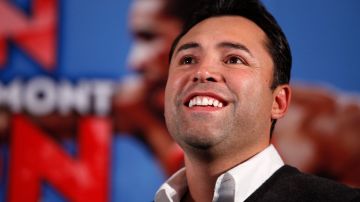 El promotor de boxeo Oscar De La Hoya observa durante el pesaje para la próxima pelea por el título entre Amir Kahn y Lamont Peterson, en Washington, el viernes 9 de diciembre de 2011. La pelea está programada para el sábado. (Foto AP/Jacquelyn Martin)