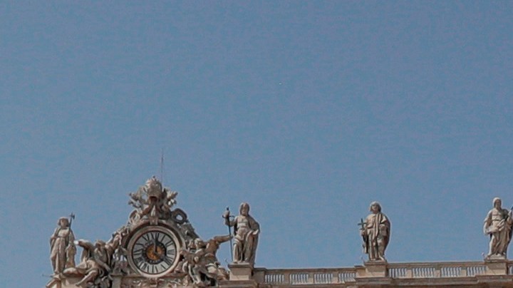 El papa Francisco abandona la plaza de San Pedro en el Vaticano tras una misa. (AP Foto/Gregorio Borgia)