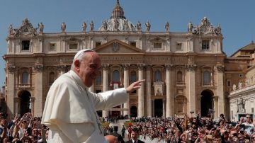 El papa Francisco abandona la plaza de San Pedro en el Vaticano tras una misa. (AP Foto/Gregorio Borgia)