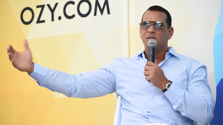 El exjugador de béisbol profesional y empresario Alex Rodríguez habla en el OZY Fest en Central Park el sábado 21 de julio de 2018, Nueva York. (Foto de Evan Agostini/Invision/AP).