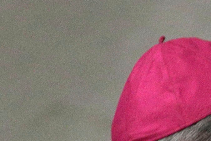 El papa Francisco se toca la oreja durante un encuentro con fieles en el Salón Pablo VI en el Vaticano el miércoles, 22 de enero del 2019. (AP Foto/Gregorio Borgia)