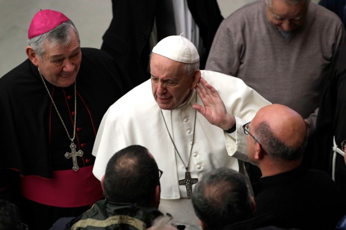 El papa Francisco se toca la oreja durante un encuentro con fieles en el Salón Pablo VI en el Vaticano el miércoles, 22 de enero del 2019. (AP Foto/Gregorio Borgia)