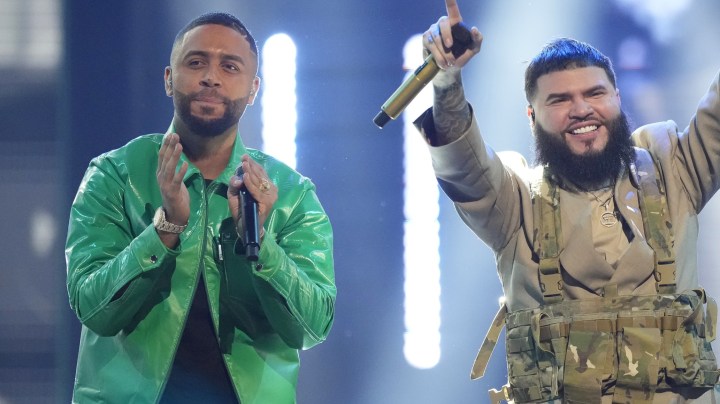 DJ Adoni, de izquierda a derecha, Farruko y Daniel Habif en el escenario de Premio Lo Nuestro en el FTX Arena de Miami el jueves 24 de febrero de 2022. (Foto AP/Rebecca Blackwell)