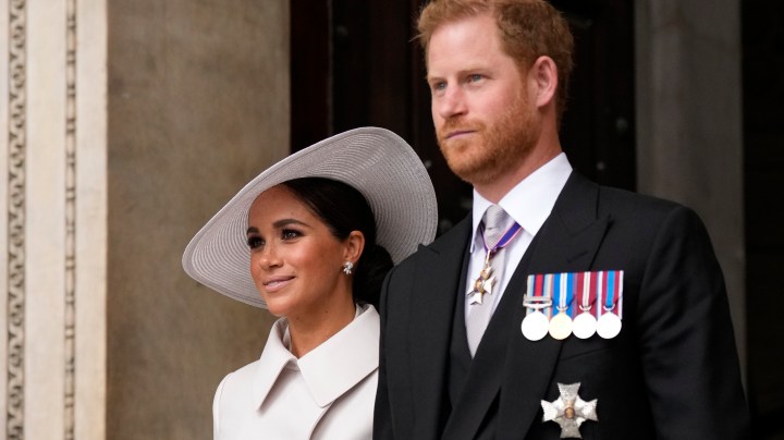 El príncipe Harry y Meghan Markle, duque y duquesa de Sussex, se marchan tras un servicio de acción de gracias por el reinado de la reina Isabel II en la Catedral de San Pablo de Londres