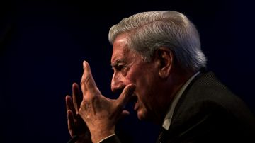 El escritor peruano y Premio Nobel de Literatura Mario Vargas Llosa habla durante la presentación de su último libro, "El héroe discreto", en la Casa de América en Madrid, España, el miércoles 11 de septiembre de 2013. (Foto AP/Daniel Ochoa de Olza)