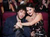 Benny Blanco y Selena Gomez en la 75.ª edición de los Premios Emmy, el lunes 15 de enero de 2024, en el Teatro Peacock de Los Ángeles. (Foto de Jordan Strauss/Invision para la Academia de Televisión/AP Images)