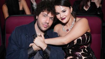 Benny Blanco y Selena Gomez en la 75.ª edición de los Premios Emmy, el lunes 15 de enero de 2024, en el Teatro Peacock de Los Ángeles. (Foto de Jordan Strauss/Invision para la Academia de Televisión/AP Images)