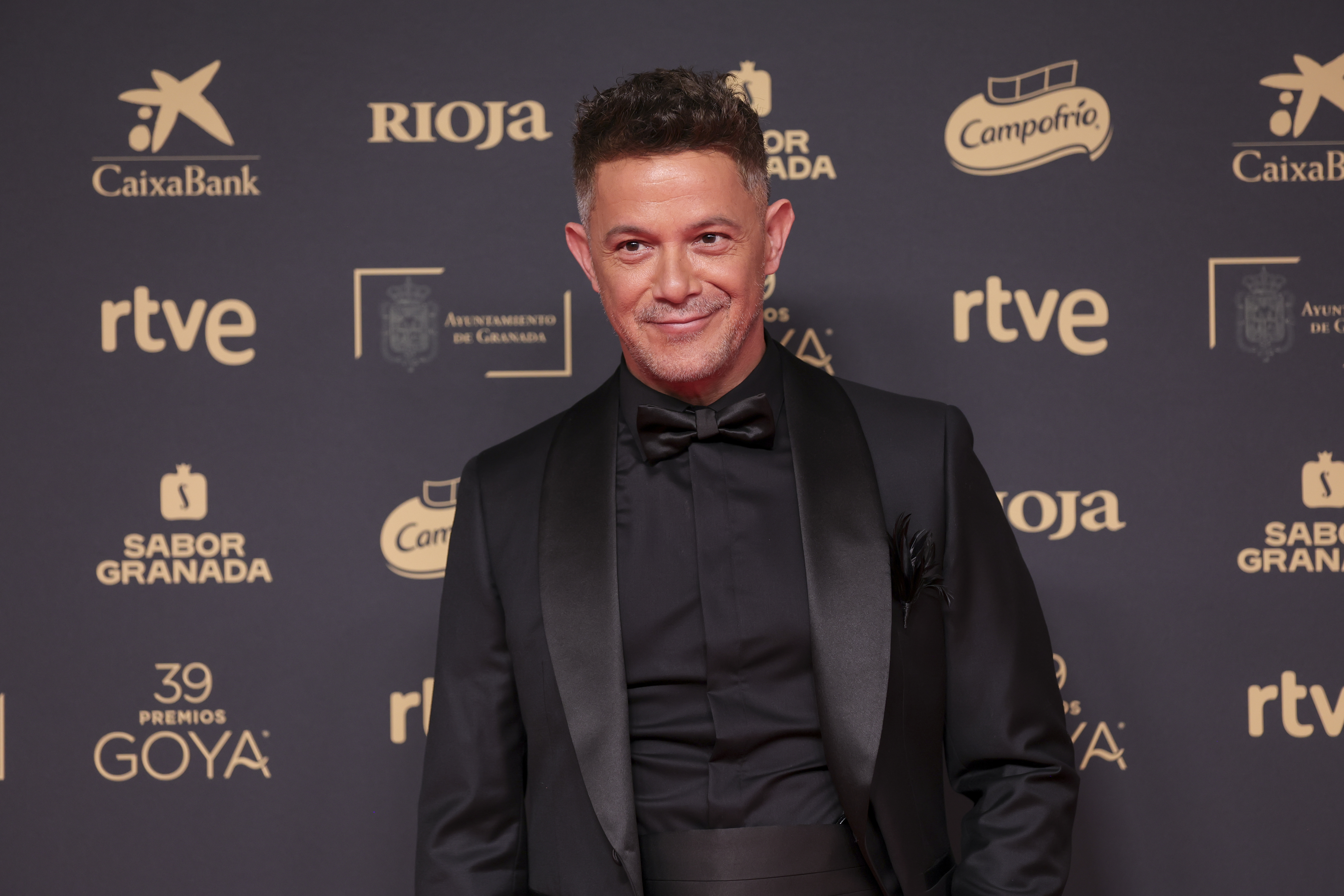 Alejandro Sanz posa para los fotógrafos a su llegada a la 39.ª edición de los Premios Goya en Granada, España, el sábado 8 de febrero de 2025. (Foto AP/Fermín Rodríguez)