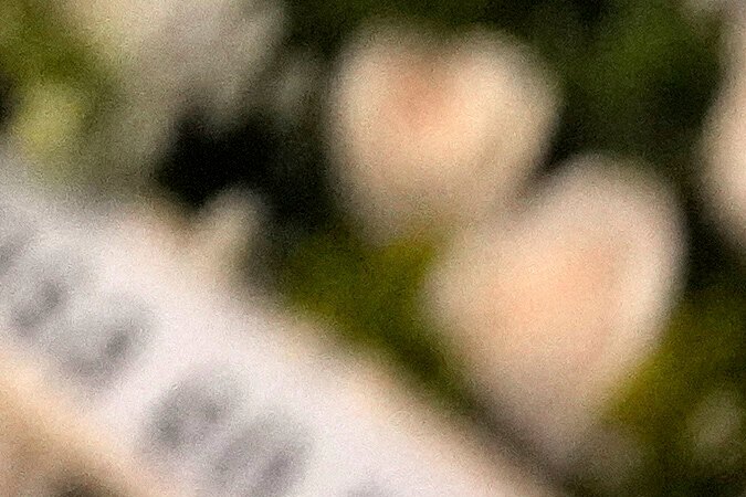 El sombrero y las gafas de sol del cantante dominicano Rubby Pérez, quien falleció al derrumbarse el techo del club nocturno Jet Set durante su concierto de merengue, se encuentran sobre su ataúd durante su velorio en el Teatro Nacional Eduardo Brito en Santo Domingo, República Dominicana, el jueves 10 de abril de 2025. (Foto AP/Matias Delacroix)