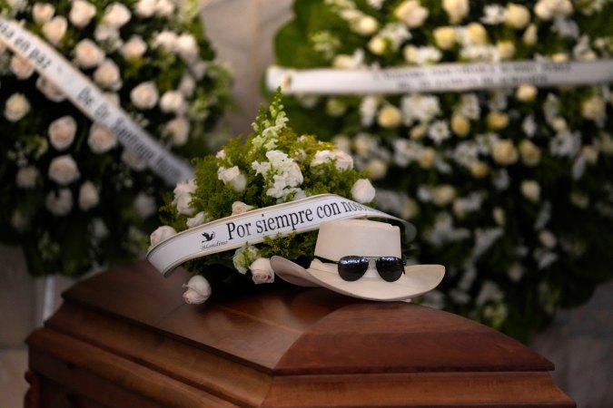 El sombrero y las gafas de sol del cantante dominicano Rubby Pérez, quien falleció al derrumbarse el techo del club nocturno Jet Set durante su concierto de merengue, se encuentran sobre su ataúd durante su velorio en el Teatro Nacional Eduardo Brito en Santo Domingo, República Dominicana, el jueves 10 de abril de 2025. (Foto AP/Matias Delacroix)