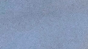 Zulinka (centro), hija del cantante dominicano Rubby Pérez, quien falleció al derrumbarse el techo del club nocturno Jet Set durante su concierto de merengue, llora durante su velorio en el Teatro Nacional Eduardo Brito en Santo Domingo, República Dominicana, el jueves 10 de abril de 2025. (Foto AP/Matias Delacroix).