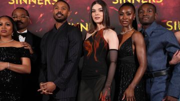 Zinzi Coogler (de izquierda a derecha), el director Ryan Coogler, Michael B. Jordan, Hailee Steinfeld, Jayme Lawson y Miles Caton posan para los fotógrafos a su llegada al estreno de la película “Sinners” el lunes 14 de abril de 2025 en Londres. (Foto de Scott A. Garfitt/Invision/AP).