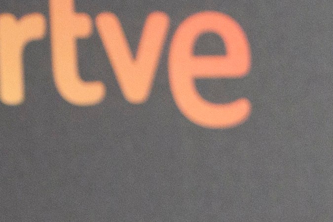 Isabel Preysler (izquierda) y el escritor Mario Vargas Llosa (derecha) llegan a la alfombra roja de la ceremonia de los Premios Goya en Madrid, España, el sábado 6 de febrero de 2016. Los Premios Goya son los principales galardones cinematográficos anuales de España. (Foto AP/Abraham Caro Marín)