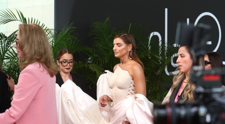Los actores Aislinn Derbez y Asier Etxeandia condujeron los Premios Platino 2025.