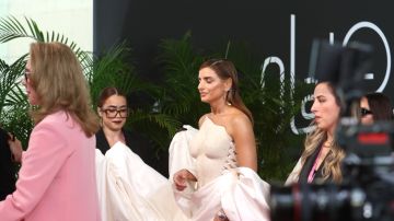 Los actores Aislinn Derbez y Asier Etxeandia condujeron los Premios Platino 2025.