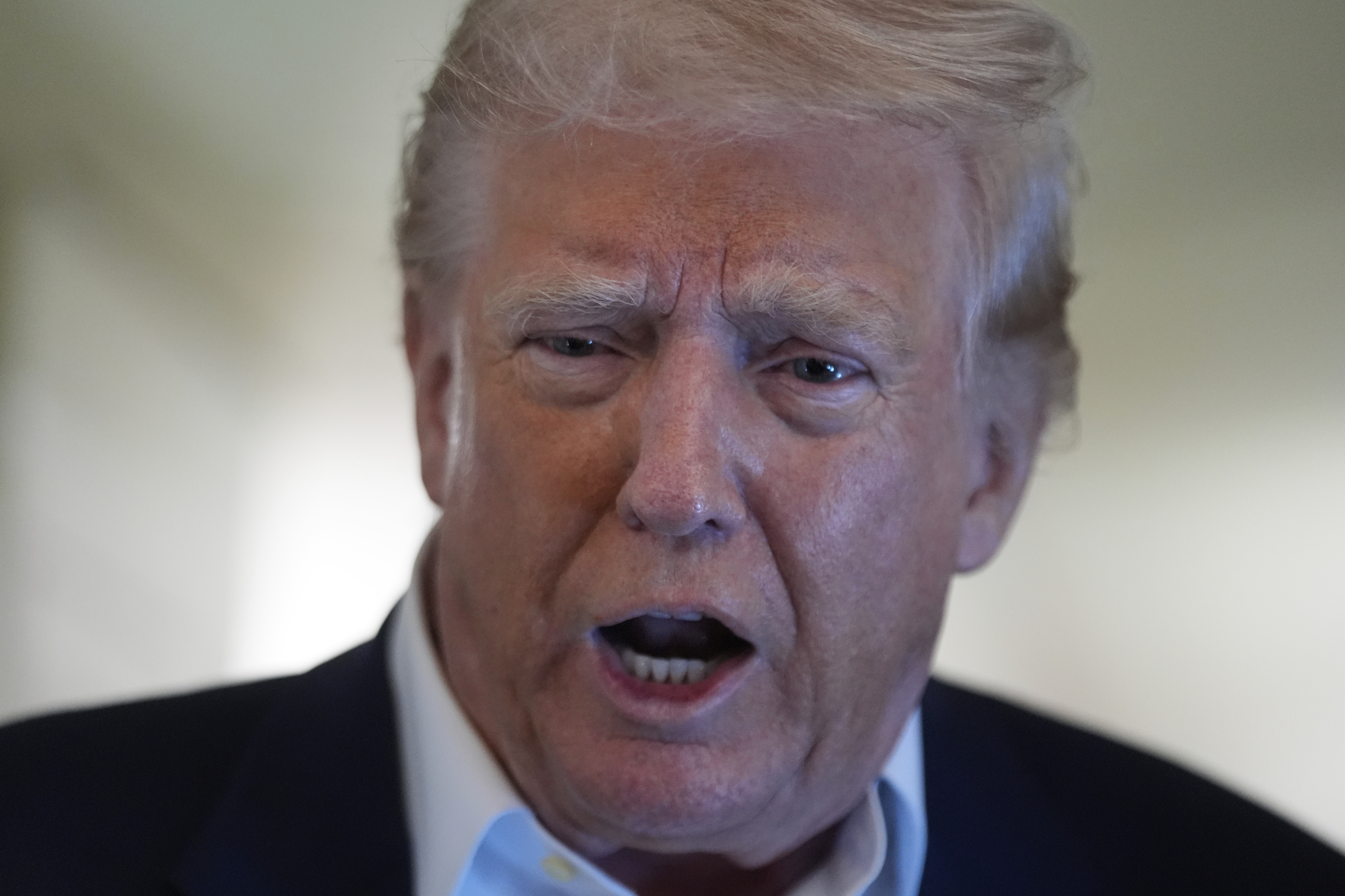 El presidente Donald Trump habla con periodistas a bordo del Air Force One mientras regresa a Washington, el domingo 4 de mayo de 2025, desde West Palm Beach, Florida. (Foto AP/Manuel Balce Ceneta)