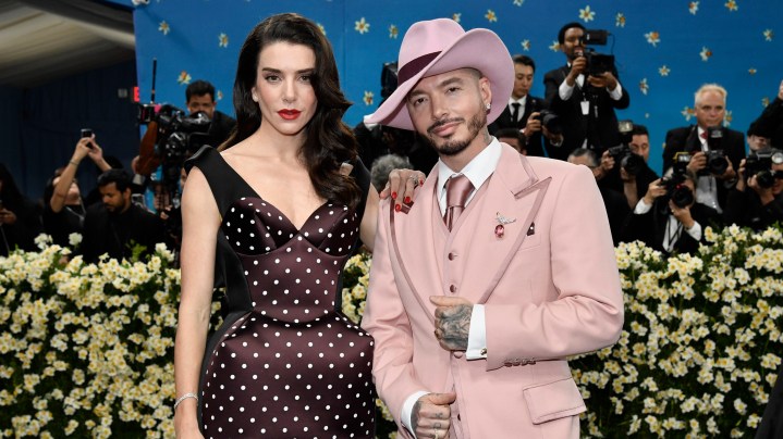 alentina Ferrer (izquierda) y J Balvin.