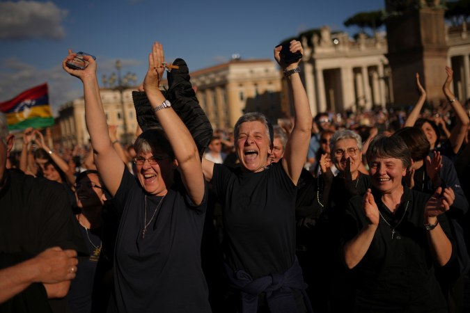 Fieles reaccionan tras el anuncio del nuevo Papa electo León XIV