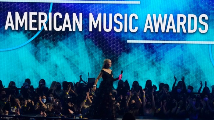 Billie Eilish lideró los American Music Awards 2025.