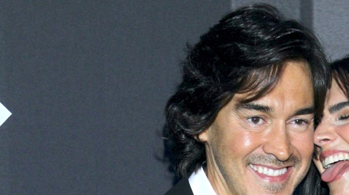 Aseguran que el esposo de Bárbara de Regil dejó su trabajo por ella y la actriz reacciona.