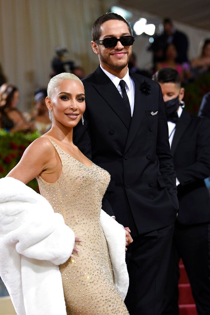 Kim Kardashian y Pete Davidson en la gala benéfica del Instituto del Traje del Museo Metropolitano de Arte el lunes 2 de mayo de 2022 en Nueva York. 