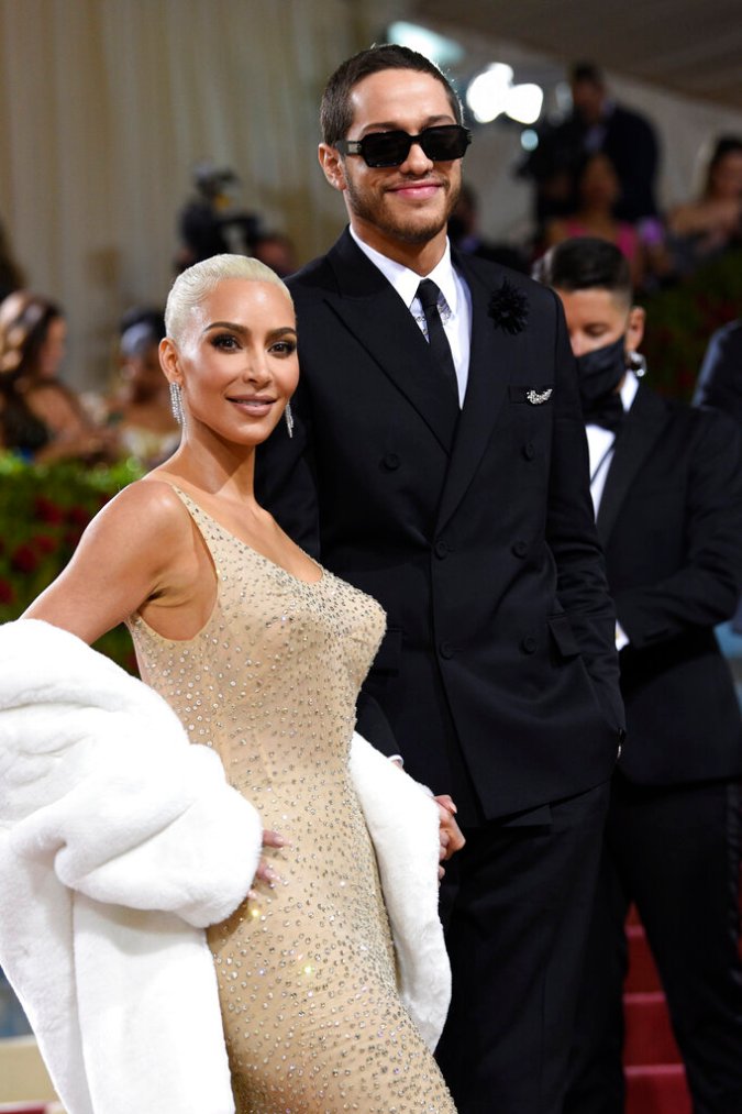Kim Kardashian y Pete Davidson en la gala benéfica del Instituto del Traje del Museo Metropolitano de Arte el lunes 2 de mayo de 2022 en Nueva York.