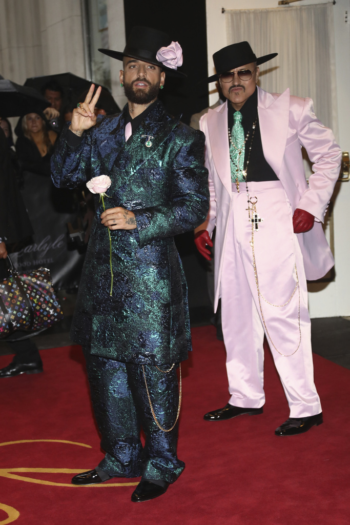 Maluma posó junto a su diseñador Willy Chavarría en la Met Gala 2025.