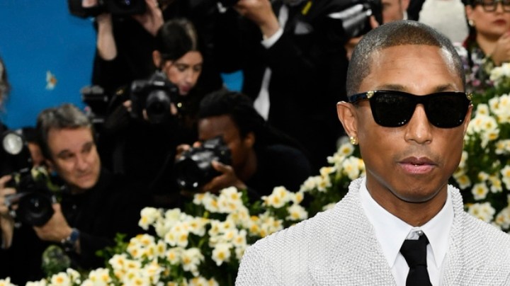 Pharrell Williams lució un blazer bordado con perlas en la Met Gala 2025.