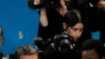 Pharrell Williams lució un blazer bordado con perlas en la Met Gala 2025.