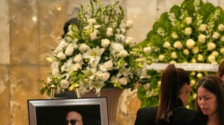 Familia de Rubby Pérez planea demandar a quienes compartan fotos del cuerpo del cantante.