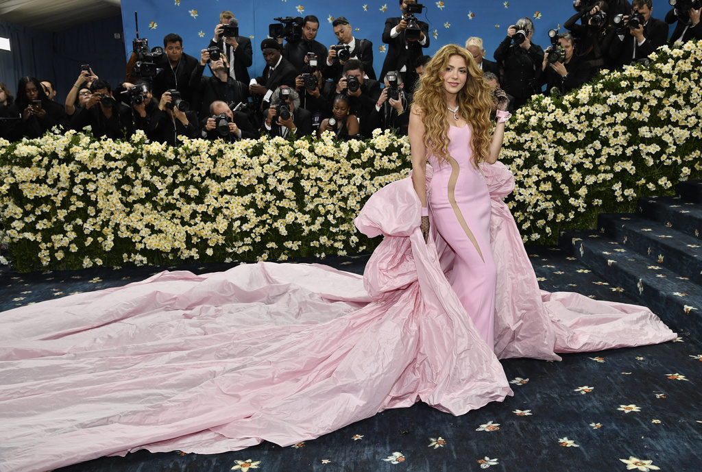 Shakira elige tono rosa para asistir a la Met Gala 2025.