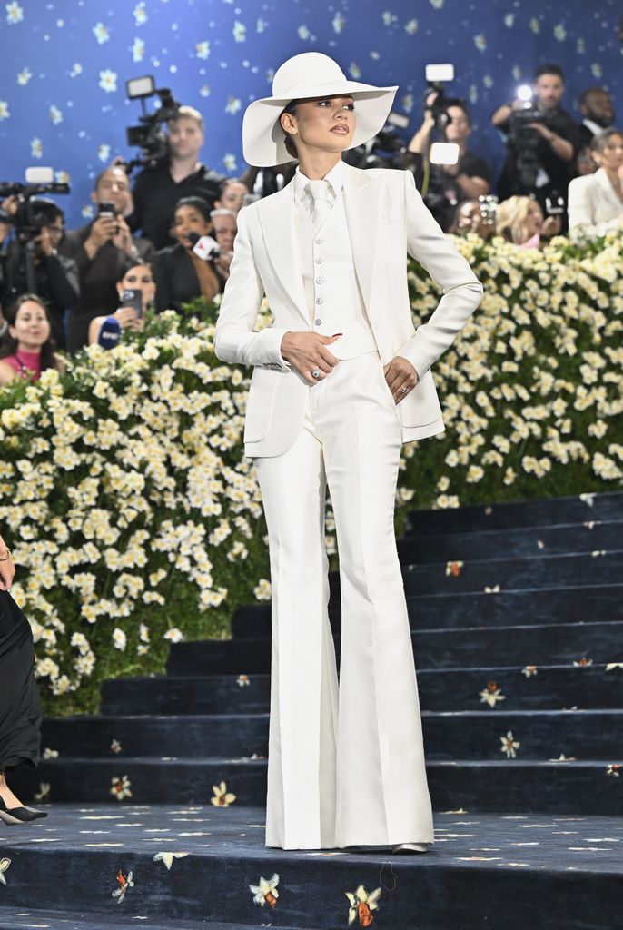 Zendaya lució un traje tradicional personalizado de Louis Vuitton firmado por Pharrell Williams.