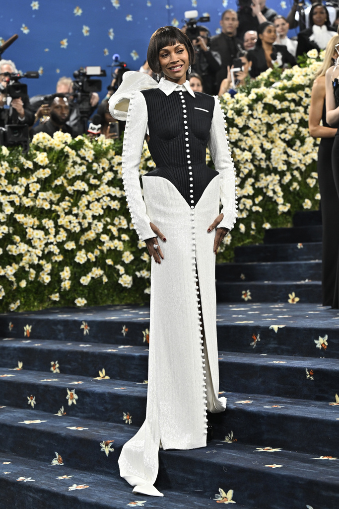 Zoe Saldaña llevó un diseño maximalista a la Met Gala 2025.