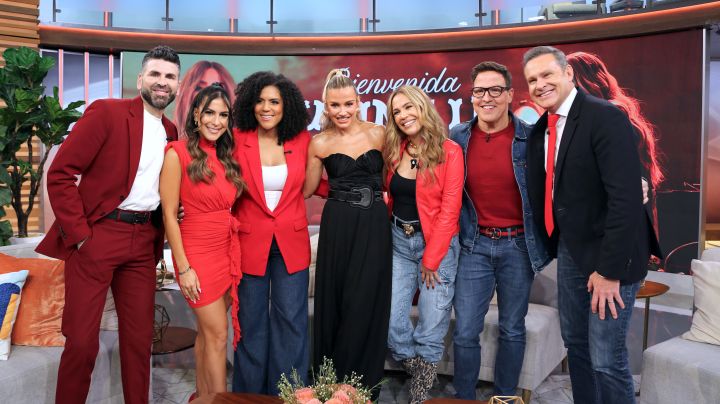 Foto archivo de los presentadores de Despierta América junto a Fanny Lu.