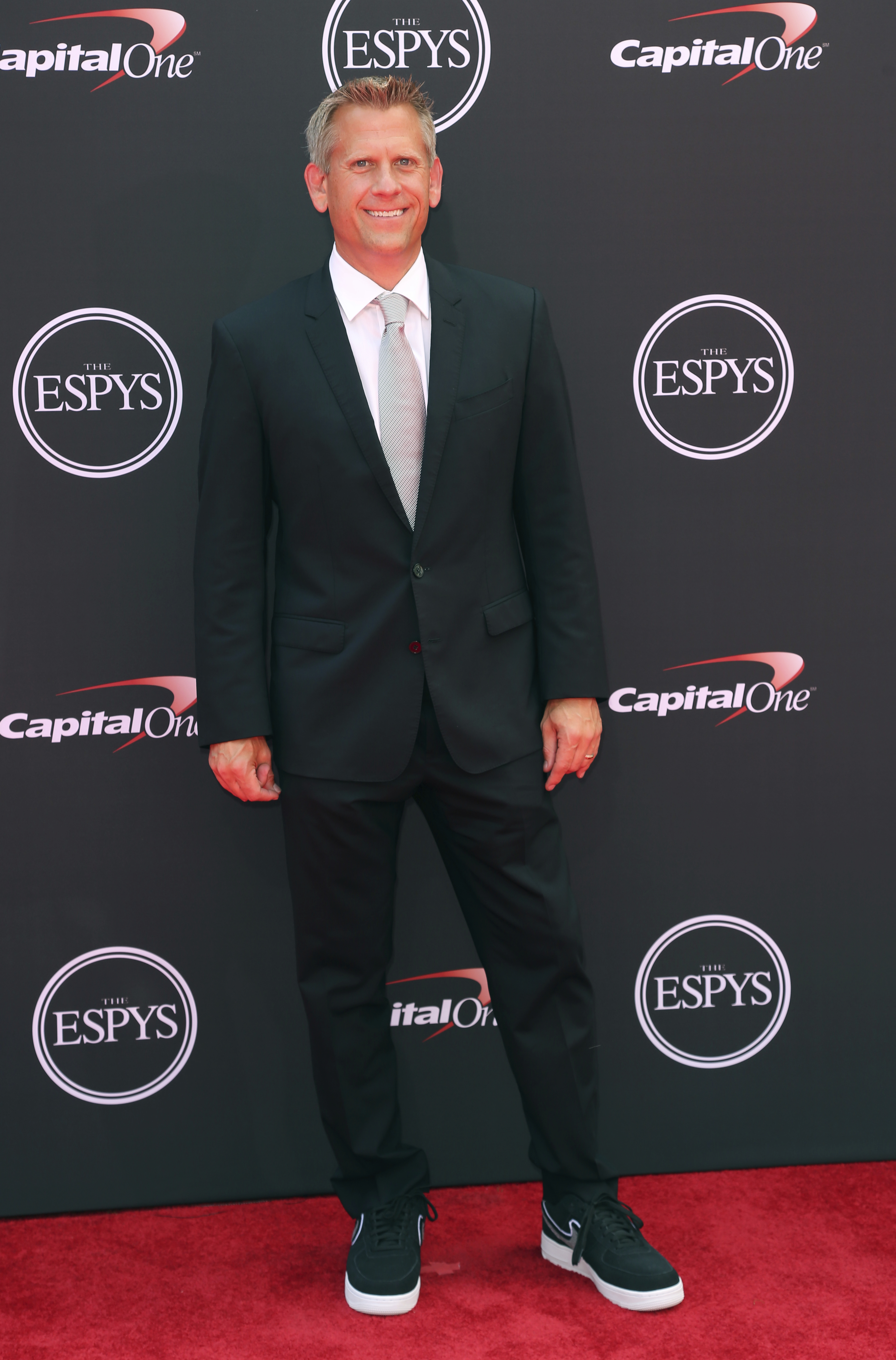 John Brenkus llega a los Premios ESPY en el Microsoft Theater el miércoles 18 de julio de 2018 en Los Ángeles. (Foto de Willy Sanjuan/Invision/AP)