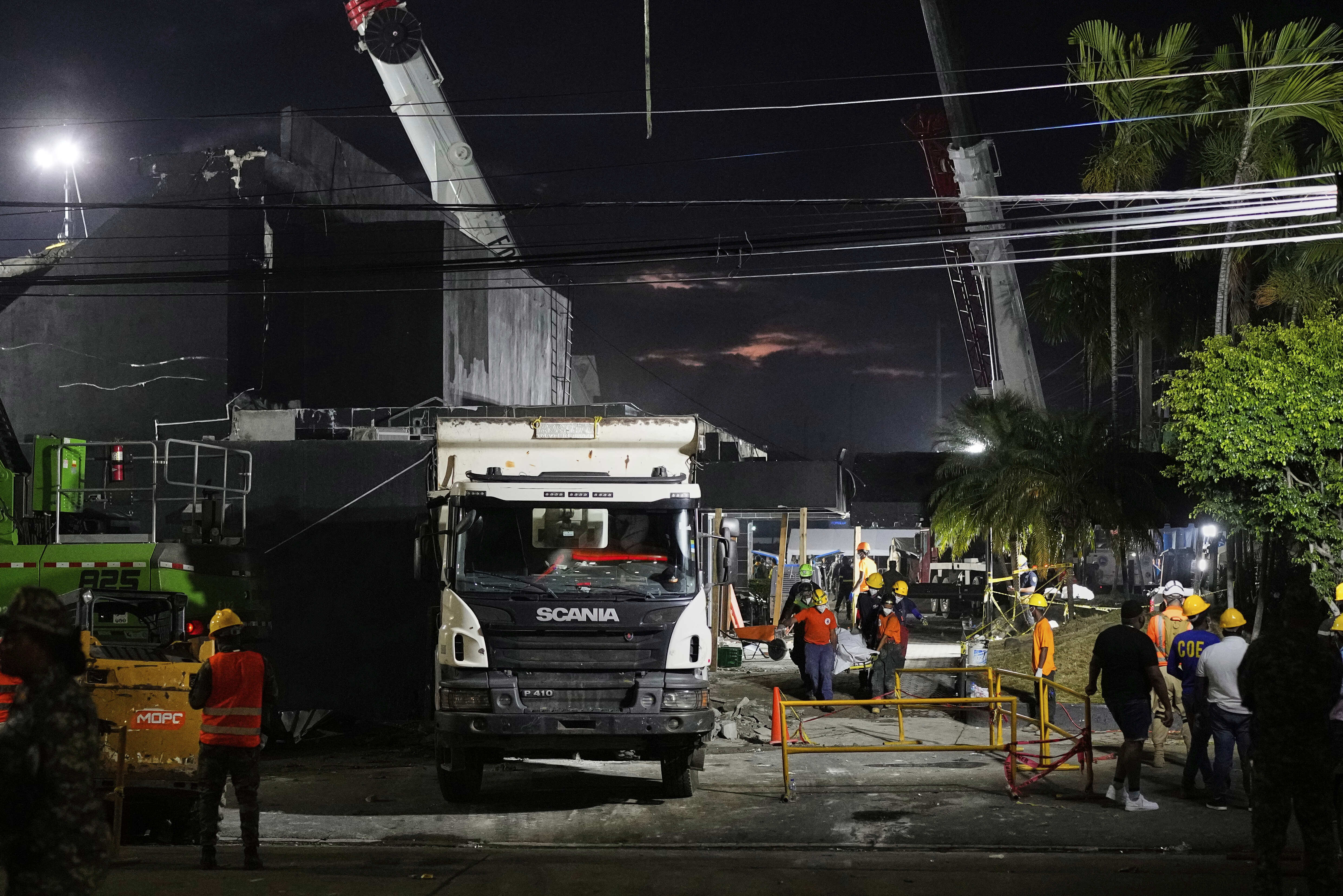 Rescatistas trasladan el cuerpo recuperado de una víctima en Santo Domingo, República Dominicana, el jueves 10 de abril de 2025, quien falleció al derrumbarse el techo dos noches antes en la discoteca Jet Set durante un concierto de merengue. (Foto AP/Matias Delacroix).