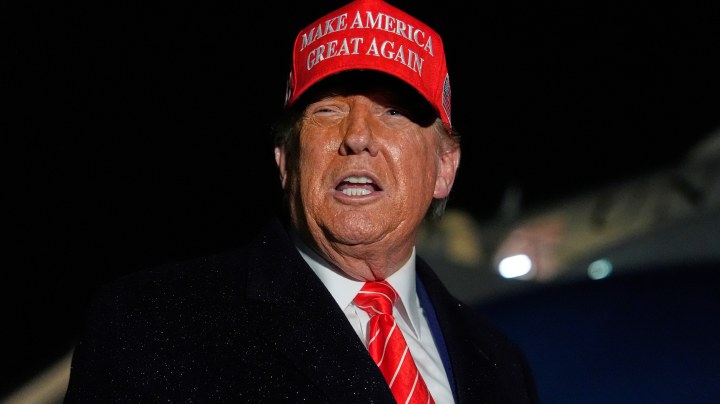 El presidente Donald Trump habla con la prensa bajo la lluvia tras llegar en el Air Force One a la Base Conjunta Andrews, Maryland, el viernes 30 de mayo de 2025. (Foto AP/Julia Demaree Nikhinson)