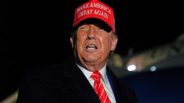 El presidente Donald Trump habla con la prensa bajo la lluvia tras llegar en el Air Force One a la Base Conjunta Andrews, Maryland, el viernes 30 de mayo de 2025. (Foto AP/Julia Demaree Nikhinson)